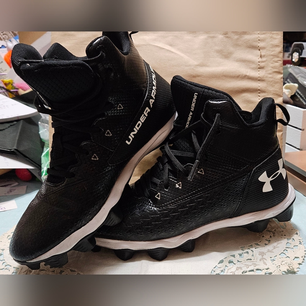 Under Armour Youth Football Cleats 5.5Y Size